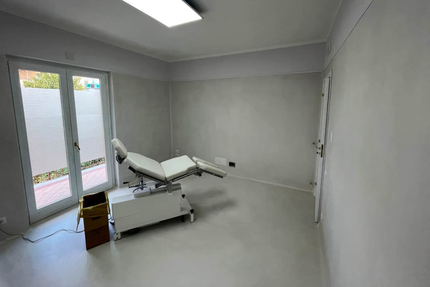 Studio dentistico con superfici in resina